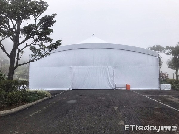 嚴凱泰低調悄悄下葬，入土為安「長眠於父母身旁」孝心感人，眾人不舍雨中送行，難忍悲痛