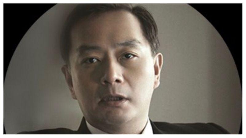 嚴凱泰低調悄悄下葬，入土為安「長眠於父母身旁」孝心感人，眾人不舍雨中送行，難忍悲痛