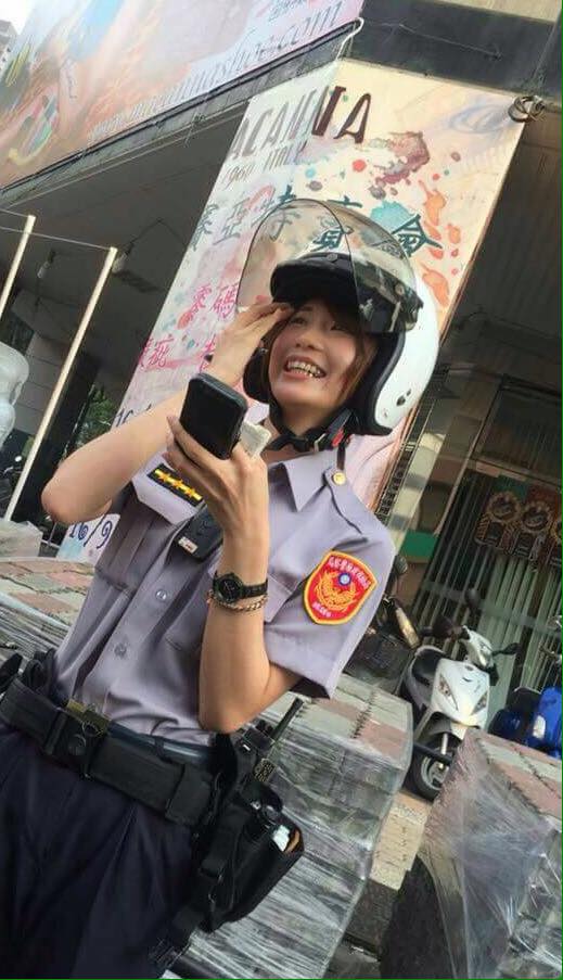 違規騎士遇正妹女警，大膽婉拒「熄火要求」，下秒吐「撩妹金句」逗得女警嬌羞甜笑！ 