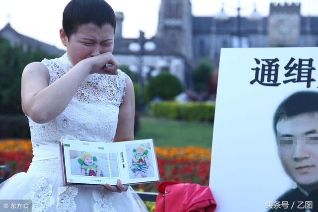 丈夫帶著救命錢消失，絕症女子無奈街頭舉牌通緝丈夫，引發爭議！