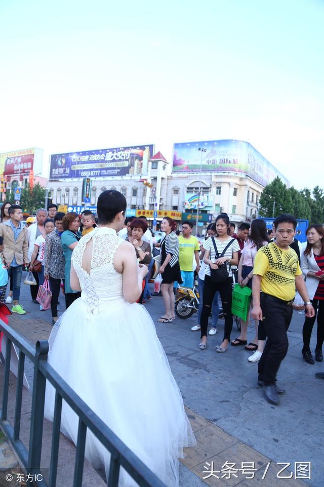 丈夫帶著救命錢消失，絕症女子無奈街頭舉牌通緝丈夫，引發爭議！