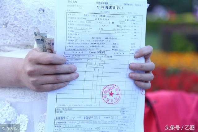 丈夫帶著救命錢消失，絕症女子無奈街頭舉牌通緝丈夫，引發爭議！