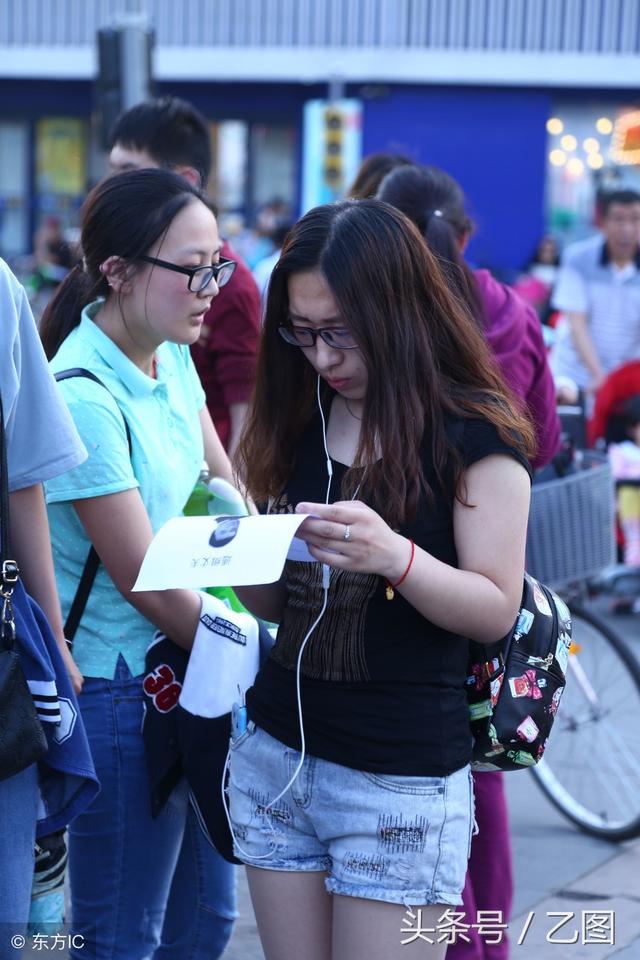 丈夫帶著救命錢消失，絕症女子無奈街頭舉牌通緝丈夫，引發爭議！