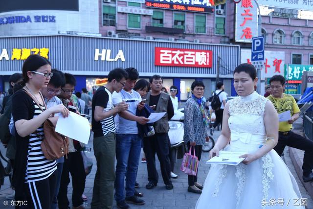 丈夫帶著救命錢消失，絕症女子無奈街頭舉牌通緝丈夫，引發爭議！