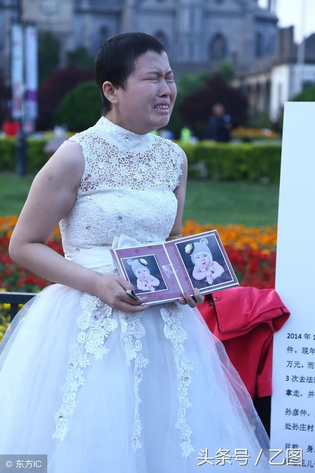 丈夫帶著救命錢消失，絕症女子無奈街頭舉牌通緝丈夫，引發爭議！