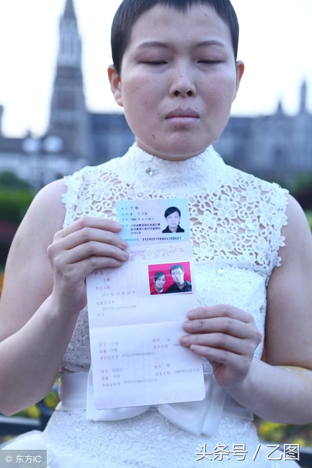 丈夫帶著救命錢消失，絕症女子無奈街頭舉牌通緝丈夫，引發爭議！