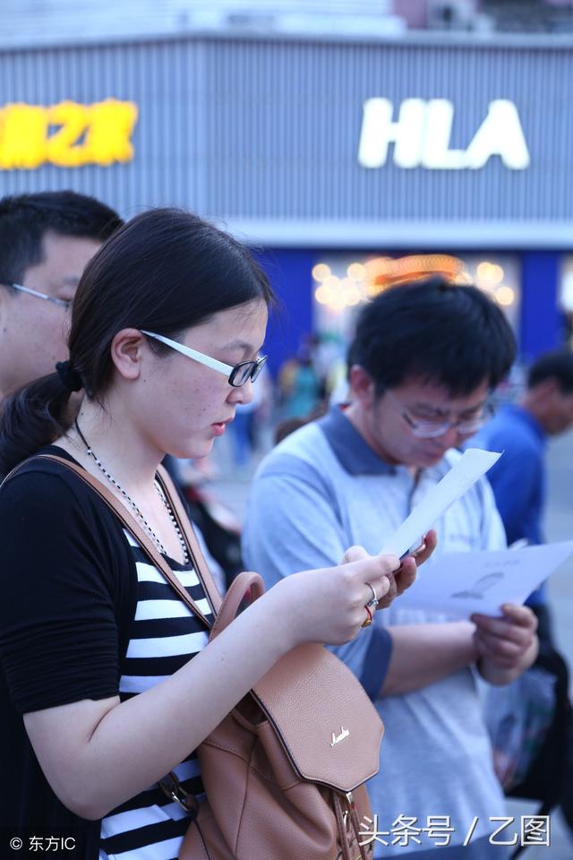 丈夫帶著救命錢消失，絕症女子無奈街頭舉牌通緝丈夫，引發爭議！