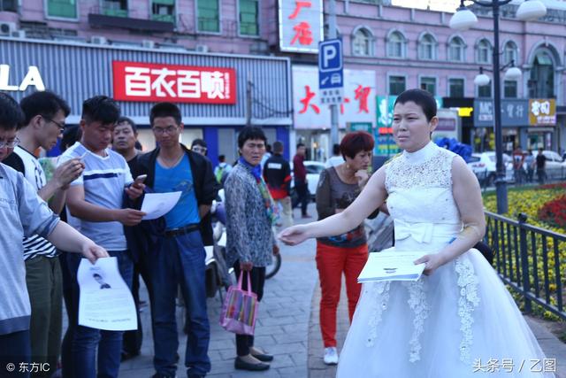 丈夫帶著救命錢消失，絕症女子無奈街頭舉牌通緝丈夫，引發爭議！
