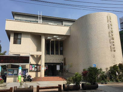 離奇！「求救鈴沒壞...」男子困圖書館電梯狂按沒響，14小時後「內急強破門」，家屬著急報失蹤！