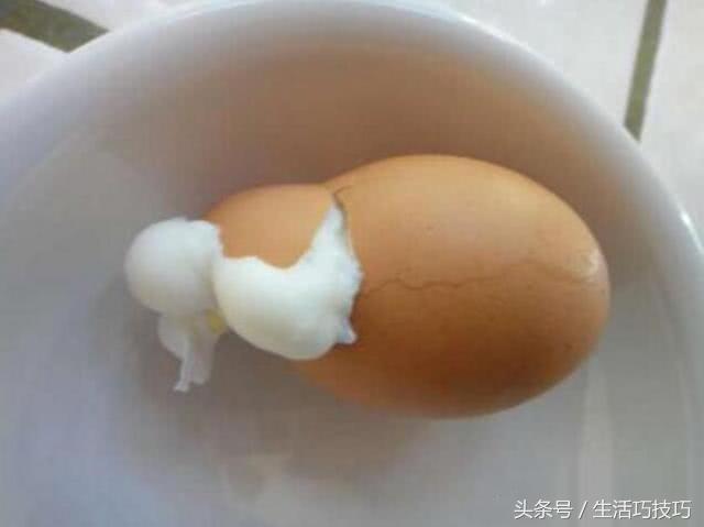 煮雞蛋總是開裂？教你一招，雞蛋不開裂還自動脫殼，好吃又好剝...