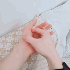 經常半夜容易醒？是身體經絡堵住了，教你【敲一敲】手腳，疏通肝經肺經，遠離失眠！