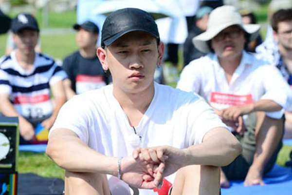 「輕拍嘴唇」居然能讓人超放鬆...這「8個」心理學家力推的「紓壓妙招」，你一定要學會！