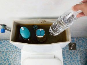 馬桶水箱裡放一個塑料瓶，奇蹟發生了不髒不臭還省水 