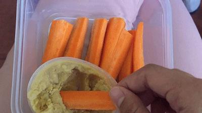 為減去小腹贅肉，女生按計劃堅持健身，30天後馬甲線隱約可見