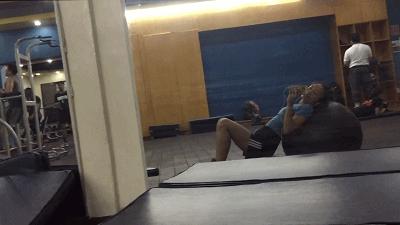 為減去小腹贅肉，女生按計劃堅持健身，30天後馬甲線隱約可見