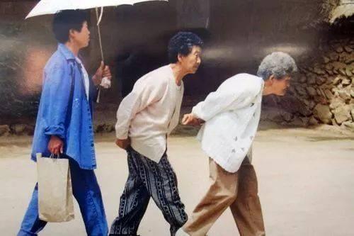 女性50歲後容易骨質疏鬆，營養師說：少吃3種傷鈣食物，常做1件事