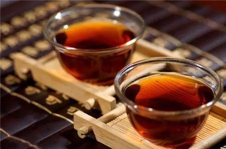 女性50歲後容易骨質疏鬆，營養師說：少吃3種傷鈣食物，常做1件事