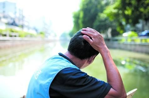 女性50歲後容易骨質疏鬆，營養師說：少吃3種傷鈣食物，常做1件事