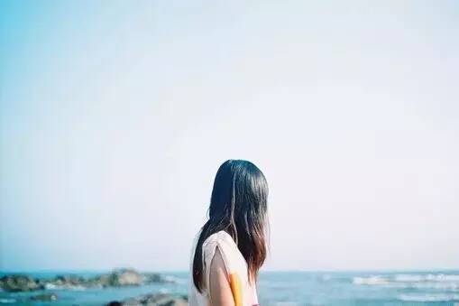 一個人走，一個人睡，一個人想，一個人承受