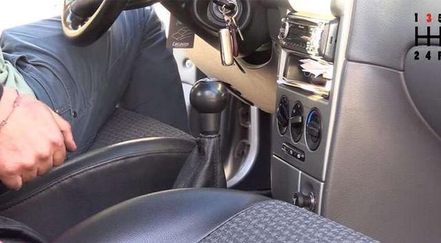 開車到一半「電瓶掛掉」怎麼辦？別等拖吊車了，「一條繩子」立刻神救援！