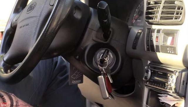 開車到一半「電瓶掛掉」怎麼辦？別等拖吊車了，「一條繩子」立刻神救援！
