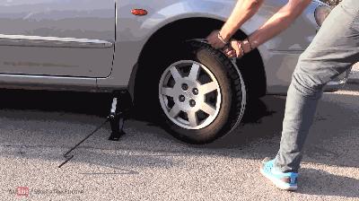 開車到一半「電瓶掛掉」怎麼辦？別等拖吊車了，「一條繩子」立刻神救援！