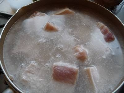 餐廳大廚教你，豬肉除腥方法，只需要一個鍋，一下子就去除豬肉腥味