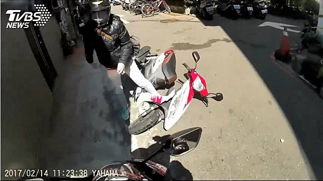 花錢消災！遇小擦撞私了　騎士「我趕時間」