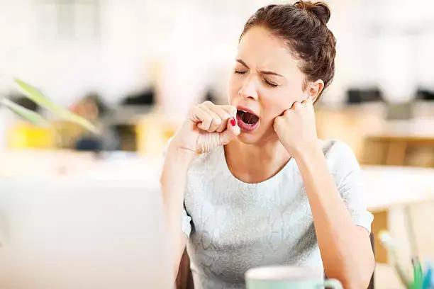 睡覺時出現踩空幻覺、突然抖動，是缺鈣？還是疾病？聽聽專家怎麼說