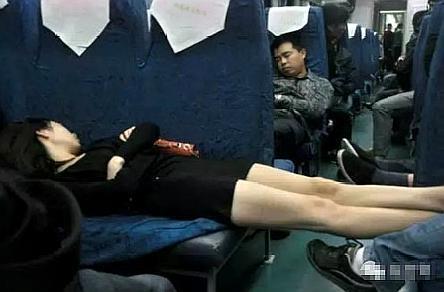 長途火車上睡覺時，儘量別將頭朝向視窗，瞭解後你會感謝我