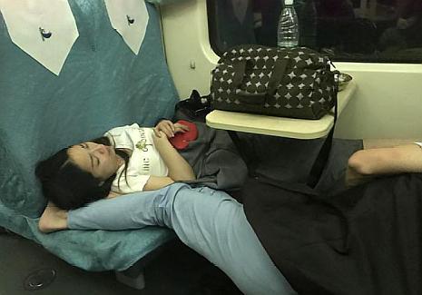 長途火車上睡覺時，儘量別將頭朝向視窗，瞭解後你會感謝我