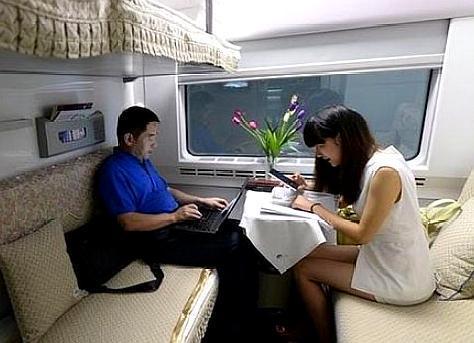 長途火車上睡覺時，儘量別將頭朝向視窗，瞭解後你會感謝我