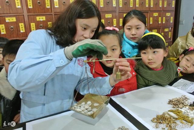 原來！「肩周炎」是這樣引起的....多注意這些就能「緩解症狀」！