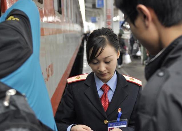 為何在火車上，乘務員都要把「臥鋪票收走？」看完才明白其中「貓膩」