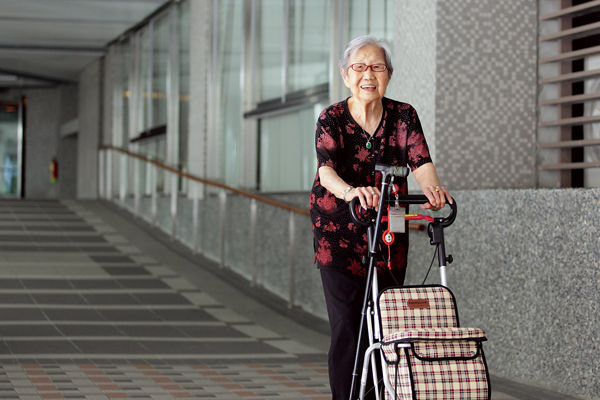 寇世勳母親，今年 87歲 ... 自己存老本，住「養生村」享清福！看到奶奶的笑容，我的心也暖暖的