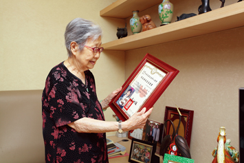 寇世勳母親，今年 87歲 ... 自己存老本，住「養生村」享清福！看到奶奶的笑容，我的心也暖暖的