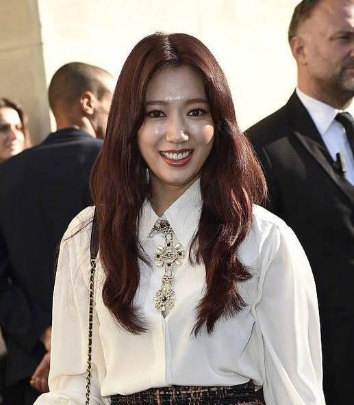 沒長著一張「濃妝臉」就別學baby熱巴，就像這些女明星~~