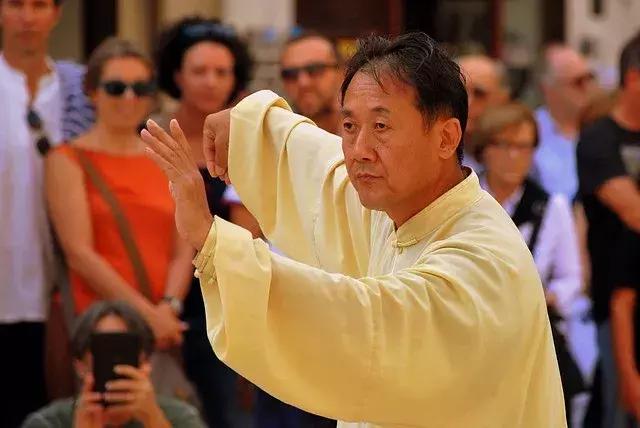 每天甩手5分鐘，排毒、減脂、強心髒……壽命更長久！ 