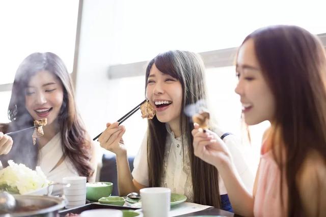 飯後5個症狀持續出現，說明你腸道「老了」……趕緊保養！