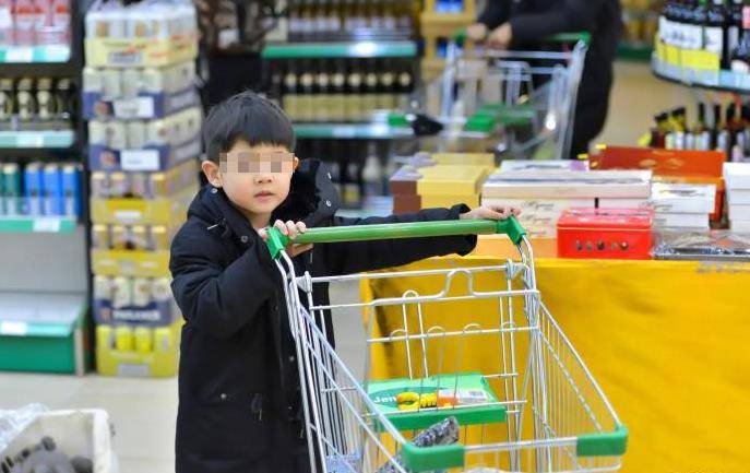 媽媽不給買「就把商品摔爛」，男童超市大哭抗議，霸氣媽媽「用10分鐘教育震憾台灣」網友力贊：小孩就該這樣教