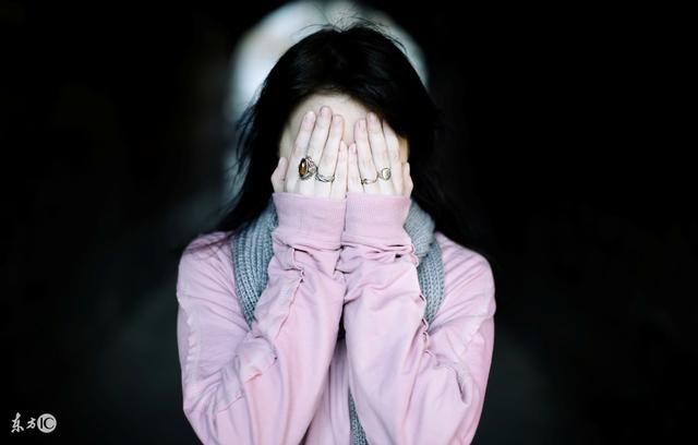 婚宴上，公婆安排有錢親戚坐主位，父母坐在接菜口，新娘當場退婚！