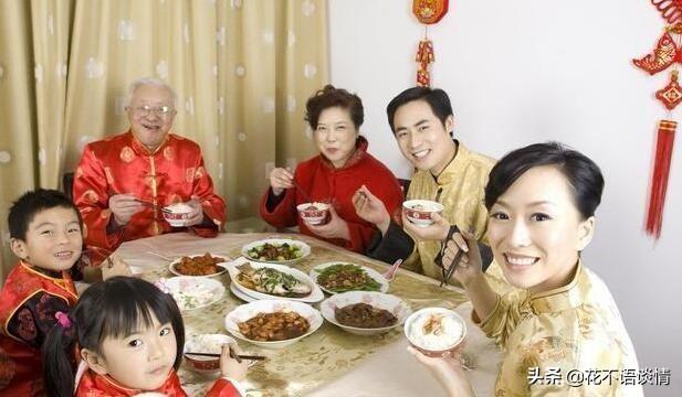兒子帶女友回家，母親送一條金項鍊，吃完飯後，男子提出分手