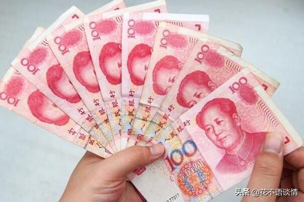 兒子帶女友回家，母親送一條金項鍊，吃完飯後，男子提出分手