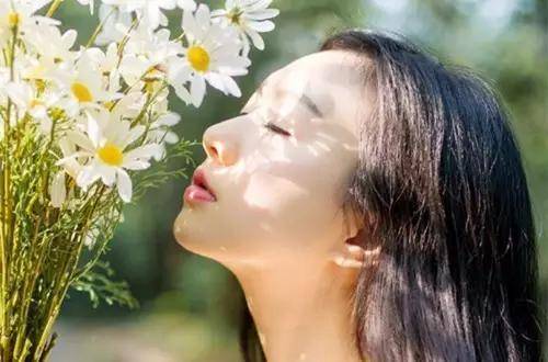 小姑子結婚擺酒時，酒席上妯娌踩我腳，低頭後，我怒掀桌子離婚了