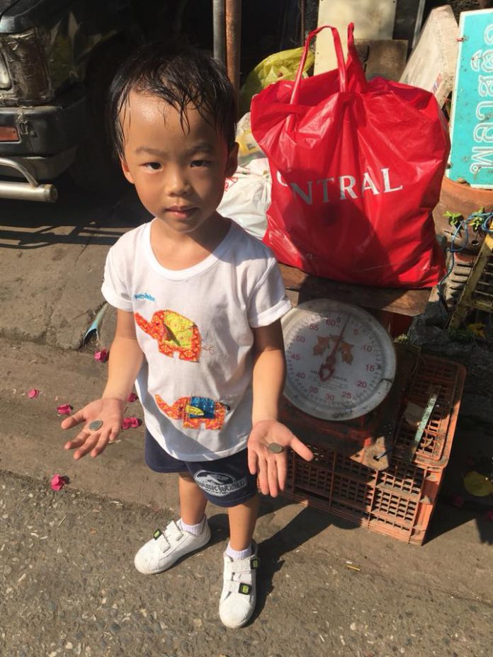 5歲兒子不想上學「辣媽爽快請假帶他出門玩」玩不到半天「兒子就哭求回去上學」神教育被讚翻