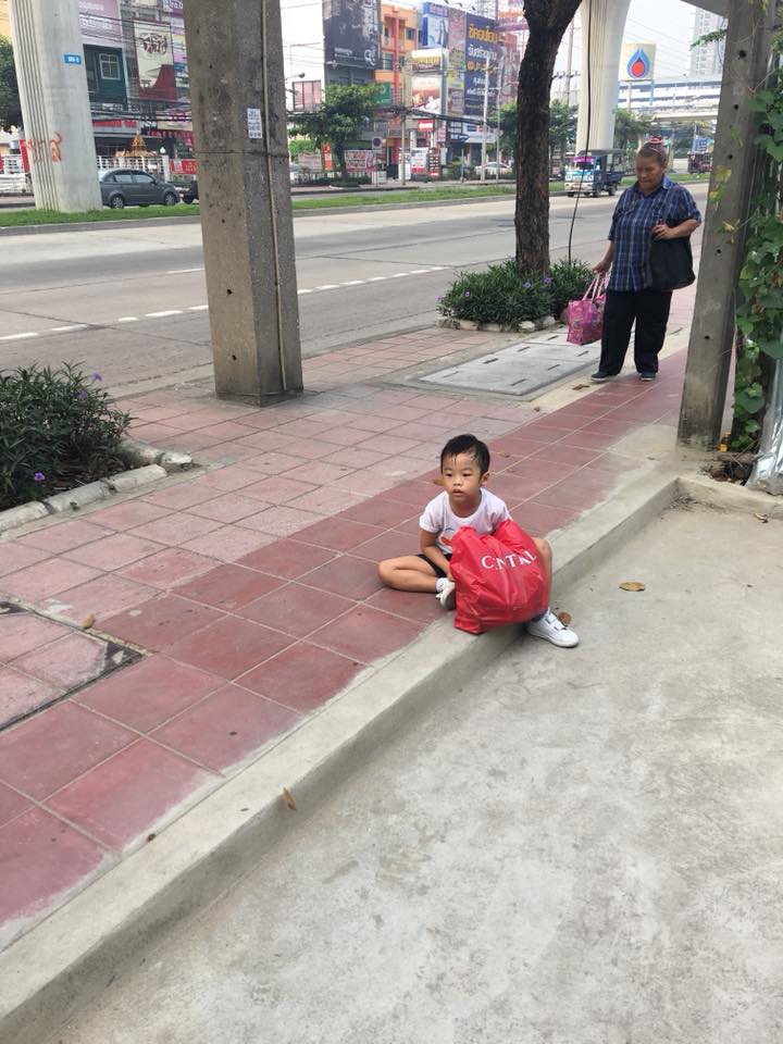 5歲兒子不想上學「辣媽爽快請假帶他出門玩」玩不到半天「兒子就哭求回去上學」神教育被讚翻