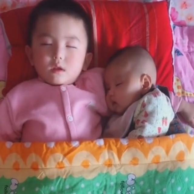 哥哥哄著弟弟一起睡覺，媽媽掀開被子看到這一畫面，內心瞬間不平靜了