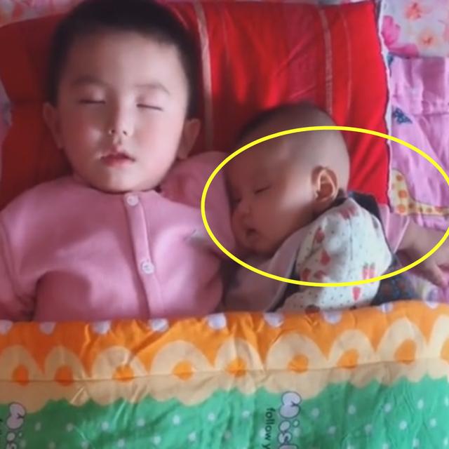 哥哥哄著弟弟一起睡覺，媽媽掀開被子看到這一畫面，內心瞬間不平靜了