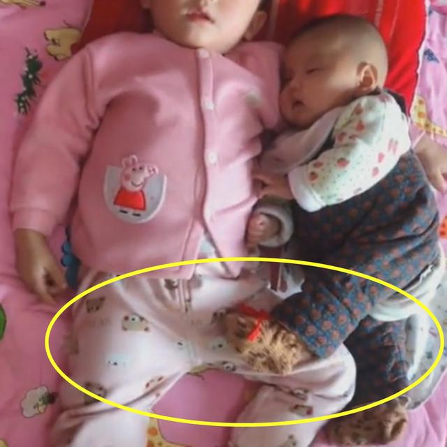 哥哥哄著弟弟一起睡覺，媽媽掀開被子看到這一畫面，內心瞬間不平靜了