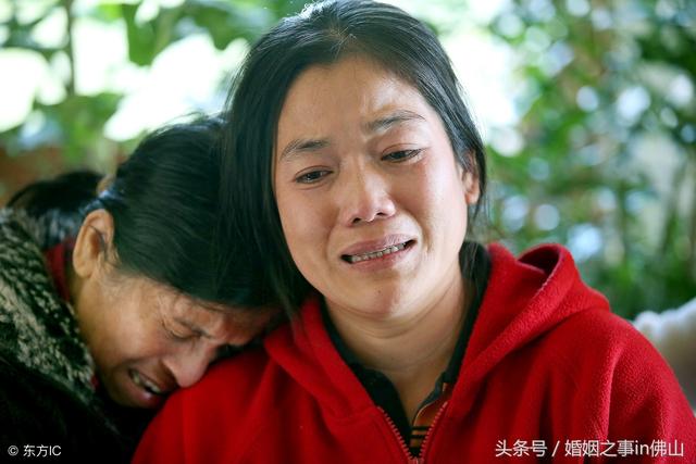 丈夫過世一年，女兒偷藏在臥室叫爸爸，躺在旁邊一看，我痛哭不已